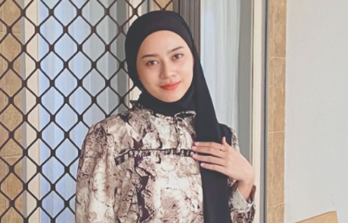 Hobi membuat kue, bikin Lisa tersenyum lebar. Pasalnya, dia meraup jutaan rupiah dari penjualan kue nastar.