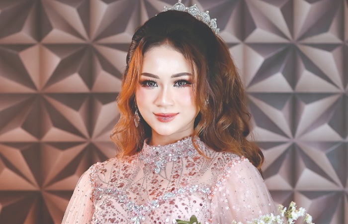 Seorang model berparas cantik setelah mendapatkan goresan makeup oleh Nuril Indah MUA