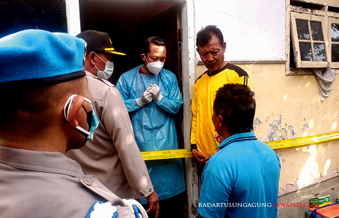 SEBATANG KARA: Polisi melakukan olah TKP dan identifikasi di rumah Suwignyo yang ditemukan meninggal, kemarin (14/7).&nbsp;