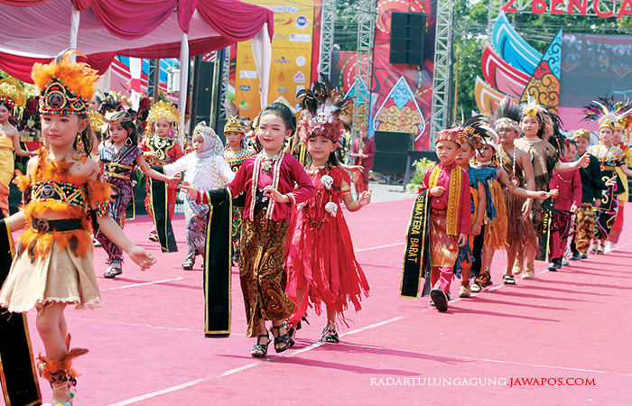 MEMUKAU: Anak-anak ikut memeriahkan BEN Carnival 2023 dengan tampil mengenakan pakaian adat daerah berbagai daerah di Indonesia.