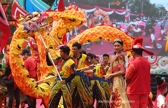 INDAH: Penampilan tari Liang-Liong dari Disbudpar Kota Blitar, kemarin (15/7). Disbudpar menampilkan tradisi festival Cap Go Meh dari Kota Singkawang, Kalimantan Barat.
