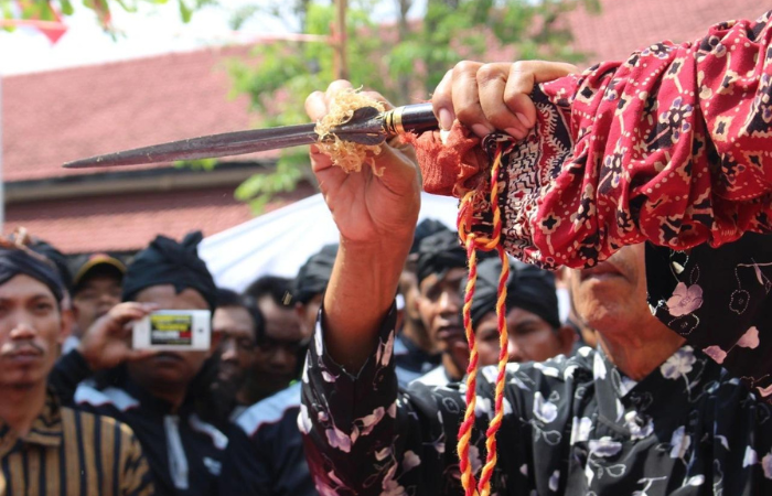 TOMBAK JAMASAN KYAI UPAS : Prosesi Tradisi Jamasan Kyai Upas dalam rangka peringatan Bulan Suro.