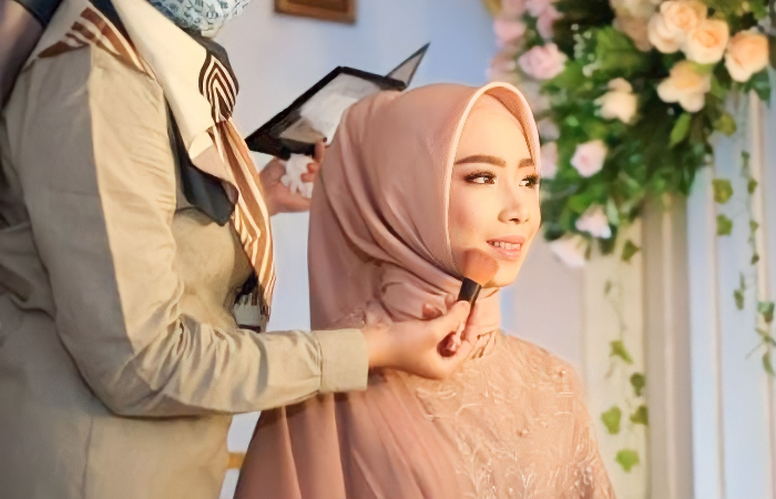 PAKET KOMPLIT: Griya Rias Elok menawarkan paket komplit rias dan busana untuk segala  event dengan berbagai macam look.