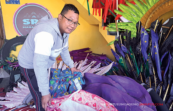 UNTUNG BESAR: Agus Anggoro Triono menyiapkan kostum baju adat yang akan dipakai di BEN Carnival. Persiapan panjang memberinya peluang melayani banyak pesanan.