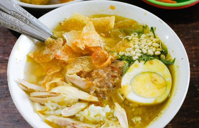 Soto Mantenan adalah salah satu menu wajib di hajatan di Jawa Timur