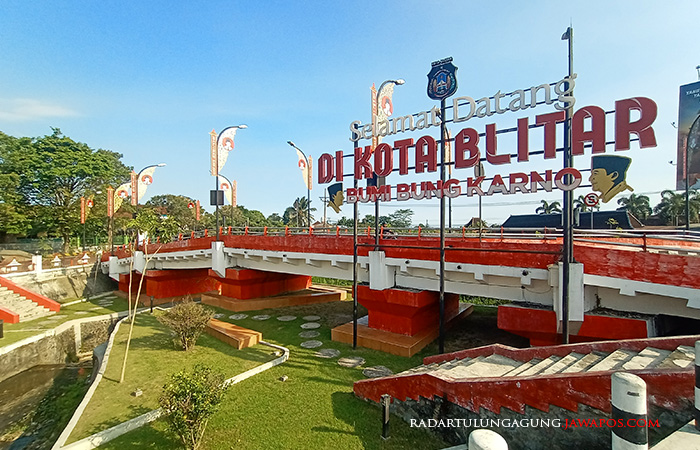 VANDALISME: Dinding taman flyover yang menghubungkan Jalan Imam Bonjol dengan Jalan Sudanco Supriyadi dipenuhi coretan.