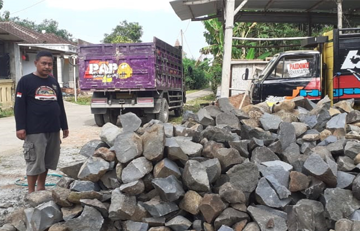 TETAP PRODUKTIF: Kades Nglutung Katam saat beraktivitas di waktu luang.