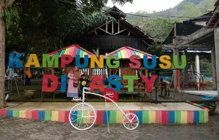 KAMPUNG SUSU DINASTY : Tempat rekreasi yang cocok untuk keluarga karena fasilitas-fasilitasnya menarik dan lengkap.