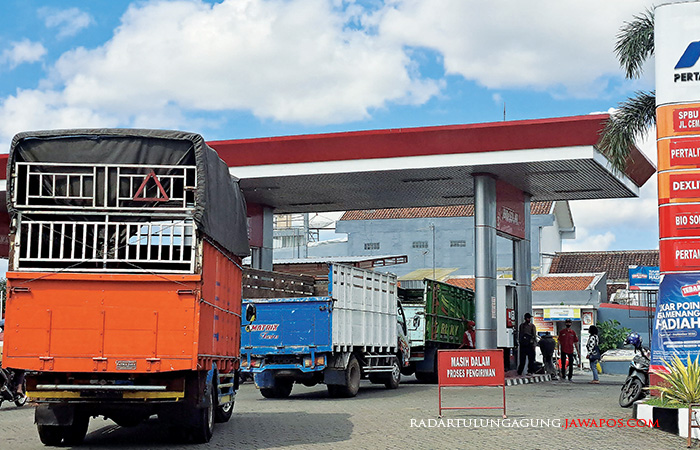 DEMI SOLAR: Antrean truk di SPBU Karangsari untuk menunggu mendapatkan solar, kemarin (17/7). Antrean juga terjadi di beberapa SPBU di Blitar.