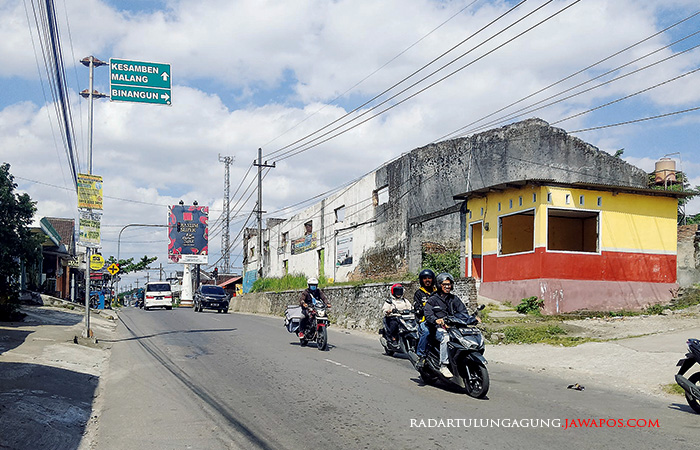 TINGGAL PUING: Sejumlah pengendara melintas di samping bangunan Pasar Selopuro lama. Sarana perdagangan tersebut dalam proses perbaikan.