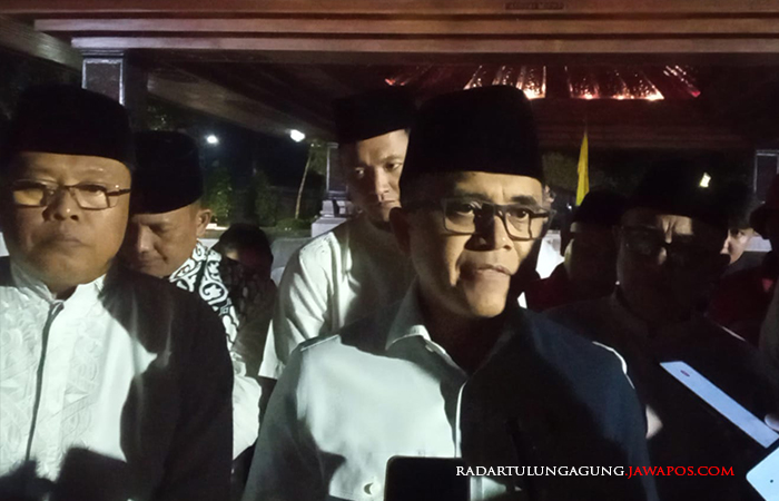 BERI KETERANGAN: MenpanRB, Abdullah Azwar Anas menyampaikan keterangan kepada awak media usai kegiatan ziarah di Makam Bung Karno, Senin (17/7) malam.