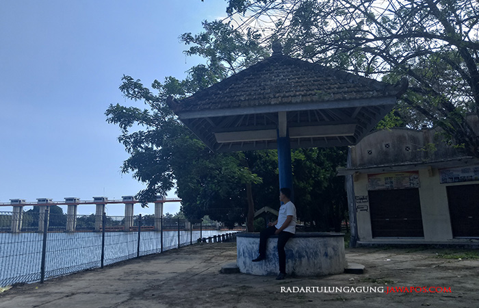 SEPI: Seorang pengunjung sedang menikmati suasana di wisata taman lodoyo di Kecamatan Kanigoro kemarin (17/7).