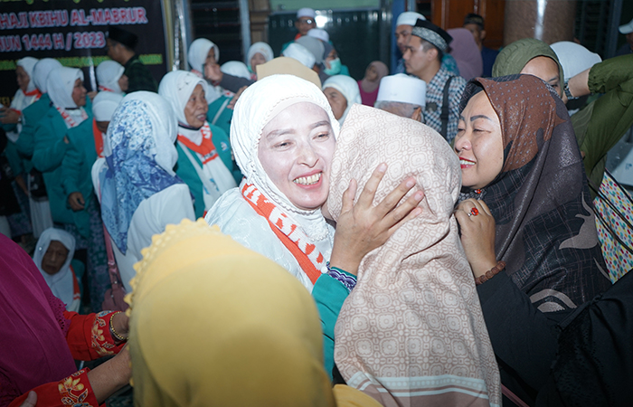 RINDU: Terlihat jemaah  haji tersenyum gembira  saat bertemu dengan  keluarganya.