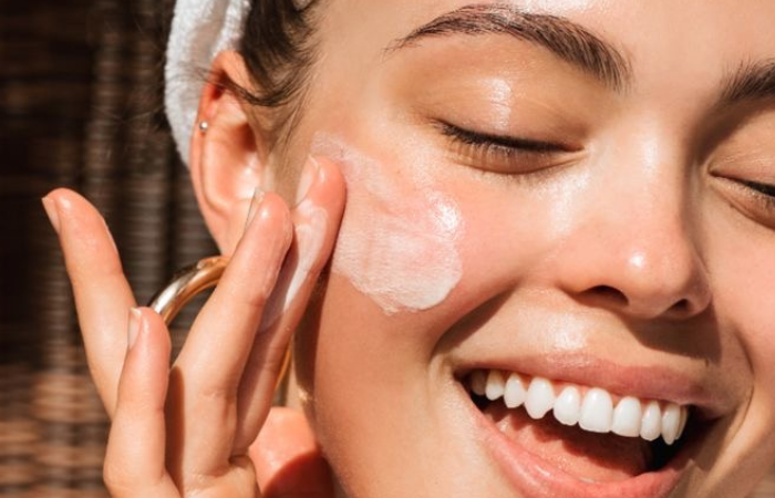SUNSCREEN: Bisa kurangi resiko kanker kulit.