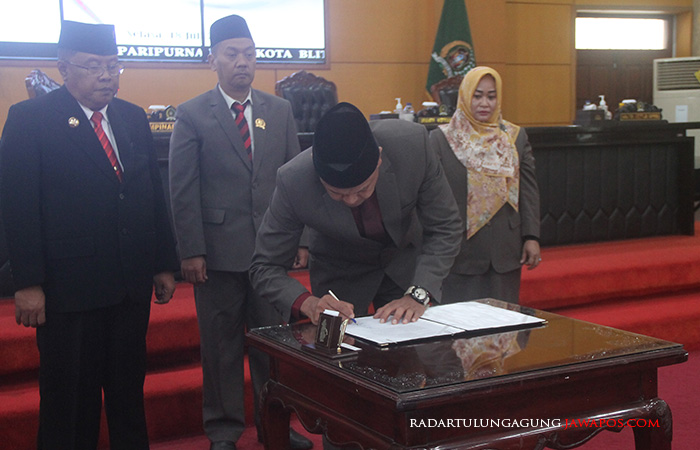 MUSYAWARAH: Wakil ketua Agus Zunaedi lanjut menandatangani.&nbsp;