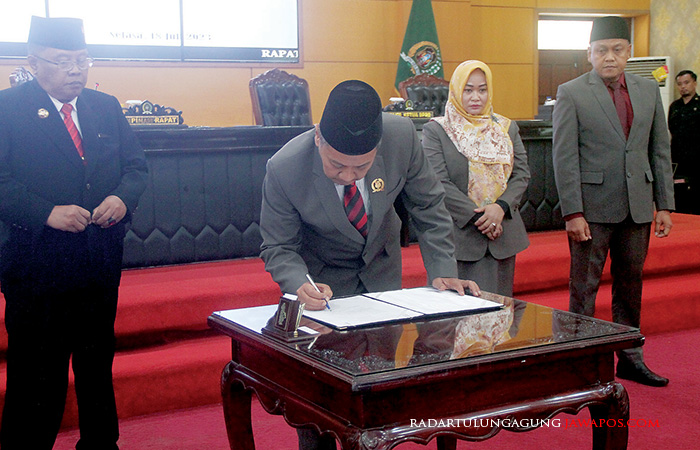 BAHAS PROGRAM: Ketua DPRD Syahrul Alim menandatangi nota KUA-PPAS 2024.&nbsp;