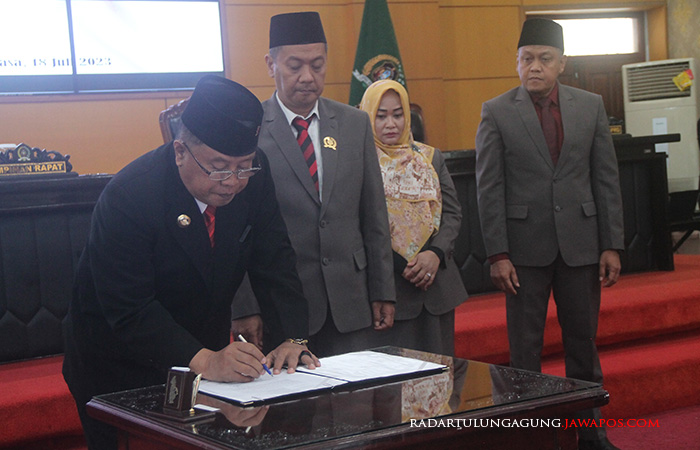 KEJAR TARGET: Wali Kota Blitar Santoso ikut tanda tangan.&nbsp;