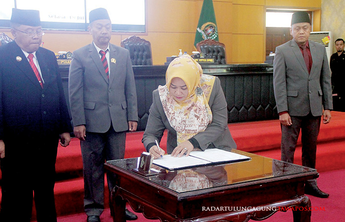 PAKTA INTEGRITAS: Wakil Ketua Ely Idayah Inayawati juga tanda tangan.&nbsp;