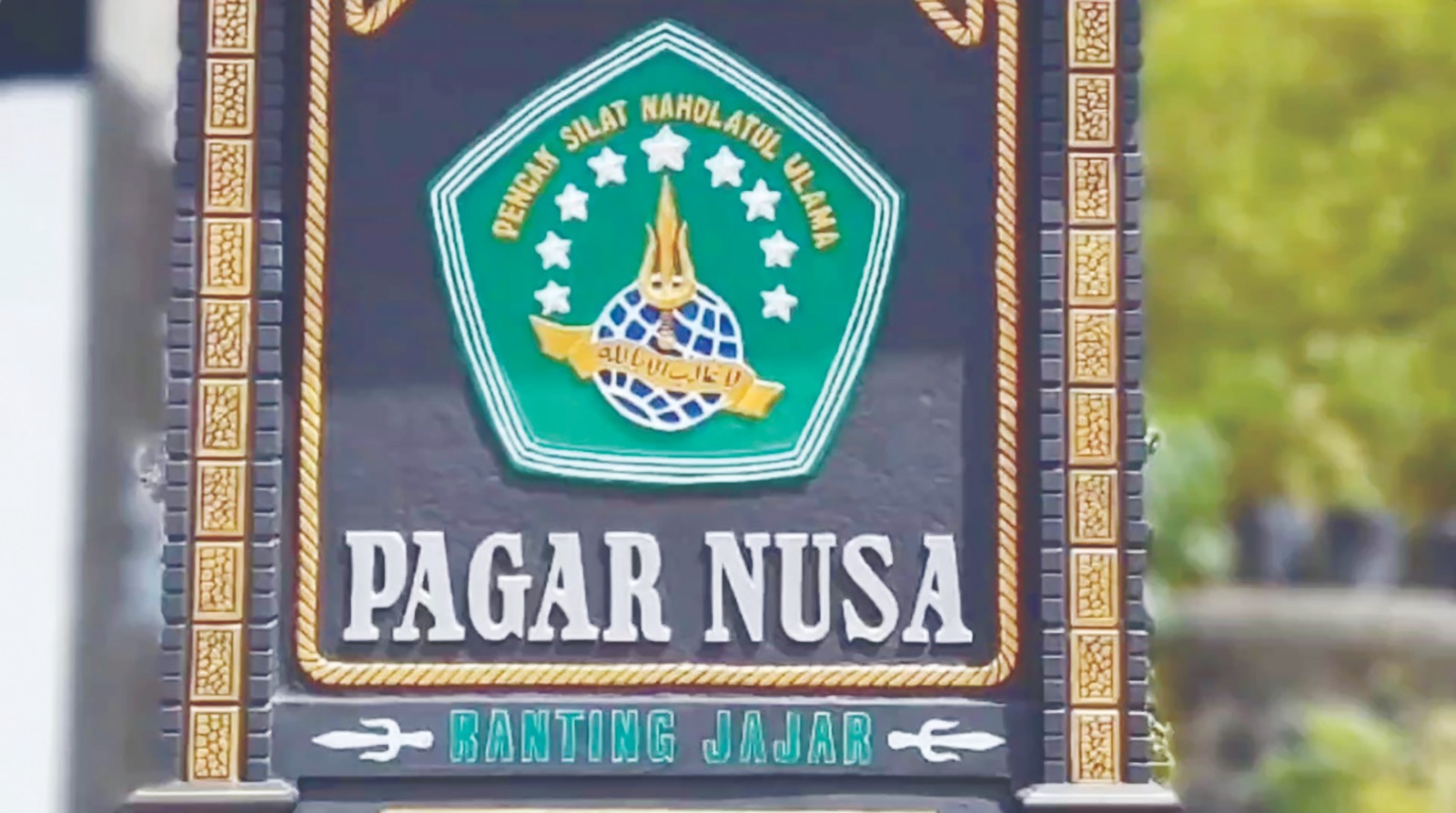 AMAN : Tugu PN yang berdiri di tepi jalan dan siap dirobohkan jika diperlukan.