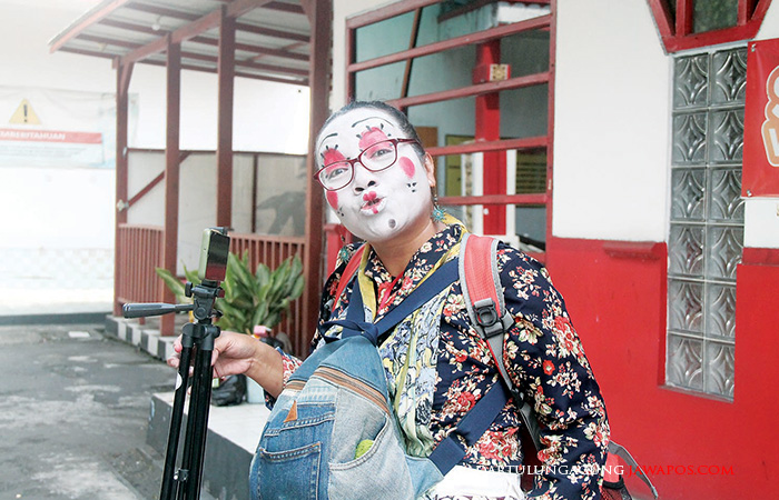 EKSPRESIF: Indah Widia Tugmon di sela-sela produksi konten. Berdandan ala Limbuk Jamrik yang jenaka.
