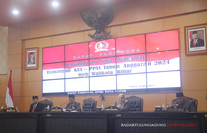 SINERGITAS: dari kiri, Walikota Blitar Santoso, Ketua DPRD Syahrul Alim, Wakil Ketua Ely Idayah Inayawati dan Agus Zunaidi saat mengikuti rapat paripurna KUA- PPAS kemarin.