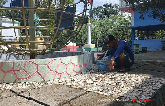 BANGKIT: Seorang pekerja melakukan peremajaan fasilitas wisata di wilayah Kecamatan Nglegok kemarin (18/7).