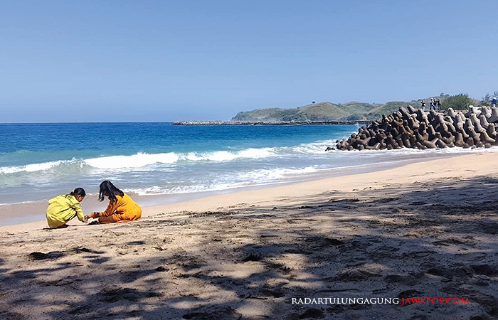 DINANTIKAN: beberapa anak bermain di tepian pantai tambakrejo kecamatan wonotirto kemarin (19/7). Besok (21/7), rencananya akan ada larung sesaji yang dilakukan oleh masyarakat setempat.