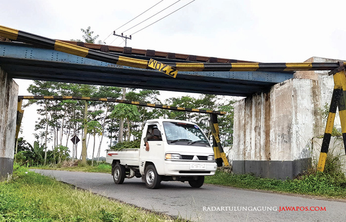 KUDU HATI-HATI: Kondisi palang besi pembatas jembatan KA sudah waktunya diperbaiki.