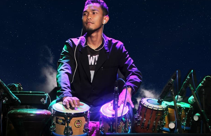 BERKUALITAS: Nana Lusianto saat memainkan ketipung buatannya di sebuah konser dangdut.