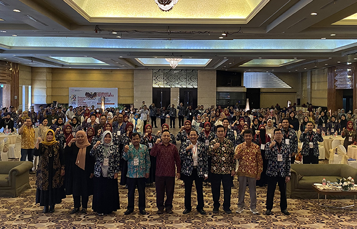 SINERGI: Foto bersama para tamu undangan beserta seluruh apoteker yang hadir dalam seminar dan konfercab.