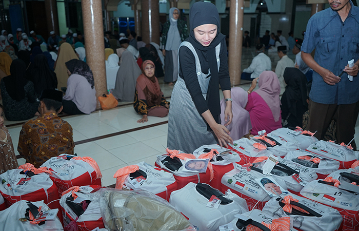 BERKAH: Panitia menata air zam-zam milik para jamaah haji  Tulungagung saat tiba di masjid Jami Boyolangu, kemarin (19/7