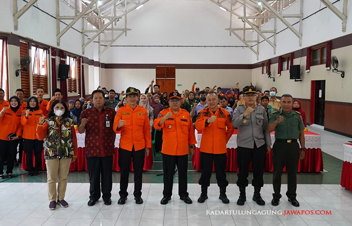 KUAT DAN SOLID: Wali Kota Blitar Santoso serta pejabat dan jajaran Pemkot Blitar usai sosialisasi KIE kesiapsiagaan bencana bersama para disabilitas kota, PSM dan TKSK di Kecamatan Kepanjenkidul.