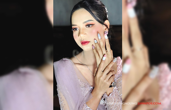 ANGGUN: Saat ini, kaum hawa sedang gandrung dengan makup ala Korea.