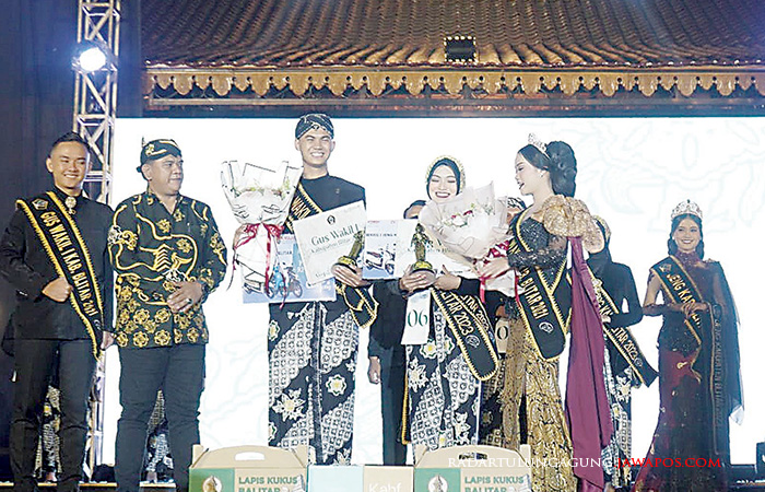 Kepala Dinas Pariwisata dan Kebudayaan Kabupaten Blitar Suhendro Winarso menyaksikan langsung penyerahan hadiah bagi finalis Gus Jeng.