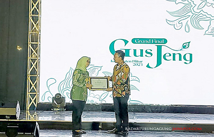 INFLUENCER: Bupati Rini menyerahkan sertifikat kepada pencipta jingle Gus Jeng Kabupaten Blitar, Krisna Juned. Para finalis Duta Wisata Gus Jeng Kabupaten Blitar saat menunggu pengumuman.