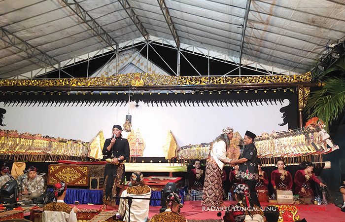 TRADISI: Suasana pagelaran wayang kulit jelang larung sesaji di Desa Tambakrejo, Kecamatan Wonotirto.