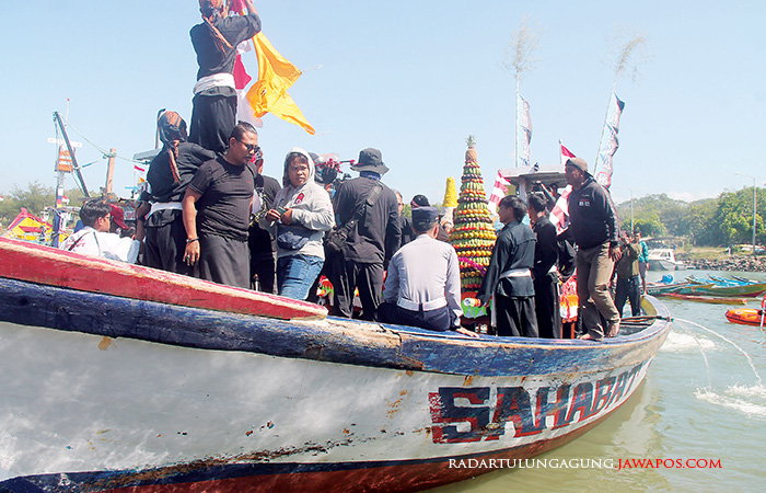 RAMAI: Warga Desa Tambakrejo, Kecamatan Wonotirto melarung sejumlah hasil bumi ke tengah laut untuk menyambut Sura pada Jumat (21/7) lalu.