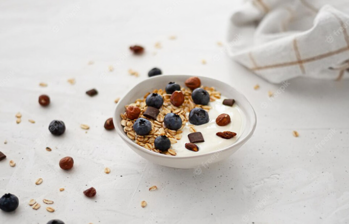 YOGURT: Mengandung bakteri baik seperti Lactobacillus bulgaricus dan Streptococcus thermophillus.