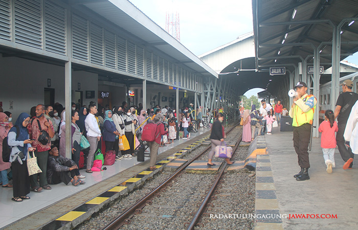 MURAH DAN CEPAT: Sejumlah pengunjung tampak berdesakan memasuki gerbong kereta api di Stasiun Blitar kemarin (24/7).