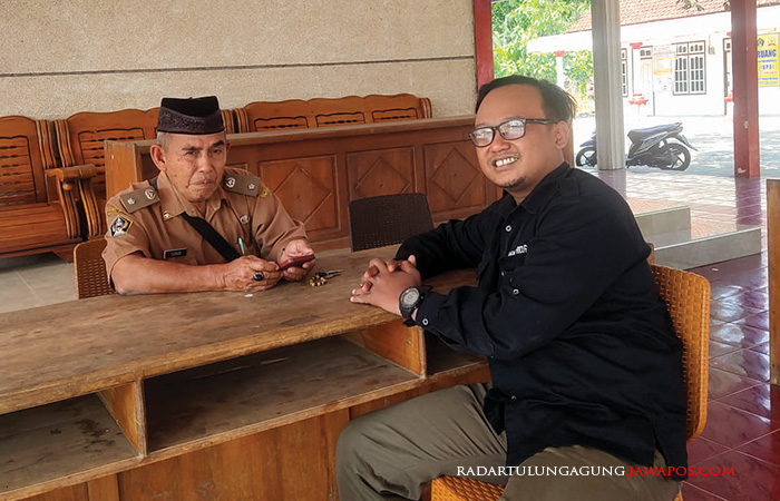 Mitra : perwakilan Jawa Pos Radar Blitar M. Nizam Bahtiar berbincang dengan Kades Tambakrejo, Surani.