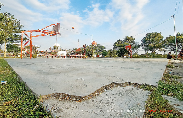 MEMRIHATINKAN: Kondisi lantai cor lapangan basket di Sport Center, Kecamatan Kepanjenkidul yang rusak dan terkelupas.