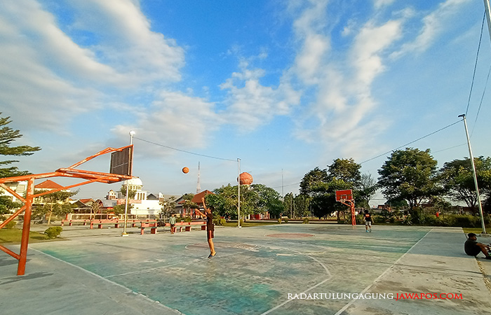 RAMAI: Masyarakat berolahraga basket di sport center beberapa waktu lalu. Setiap sore pusat olaharaga itu jadi jujukan masyarakat.