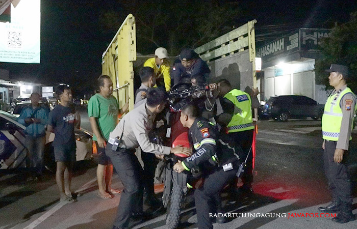 TEGAS: Polisi mengamankan sejumlah sepeda motor milik anggota perguruan silat pada Minggu malam (24/7).