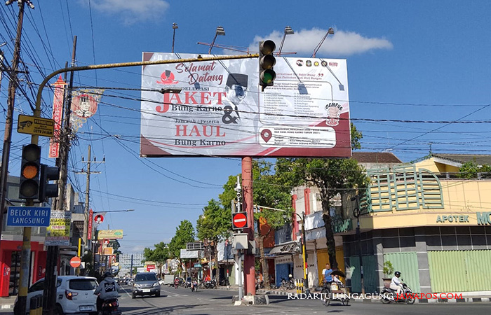 Potensial: Sejumlah pengguna jalan melintas di bawah reklame di pusat Kota Blitar. Kabupaten Blitar kini sedang optimalisasi pendapatan pajak reklame.