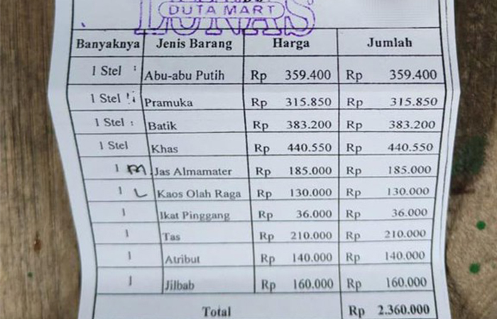 SERAGAM: Banyak siswa dan orang tua yang keluhkan harga seragam yang terlalu mahal.