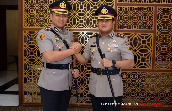 GANTI PIMPINAN: Kapolres Blitar Kota baru AKBP Danang Setiyo Pambudi Sukarno bersama Kapolres Ngawi AKBP Argowiyono usai sertijab di Polda Jatim, Rabu (26/