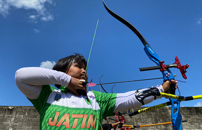 FOKUS: Ara Alivia Khristanto saat mencabut anak panah pada target sasarannya sejauh 70 meter.
