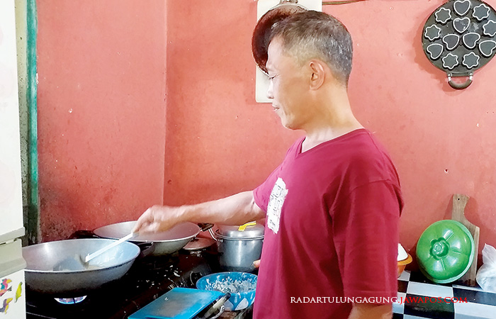 KESULITAN: Seorang pelaku usaha terpaksa menggunakan penggorengan dalam kondisi serba terbatas.