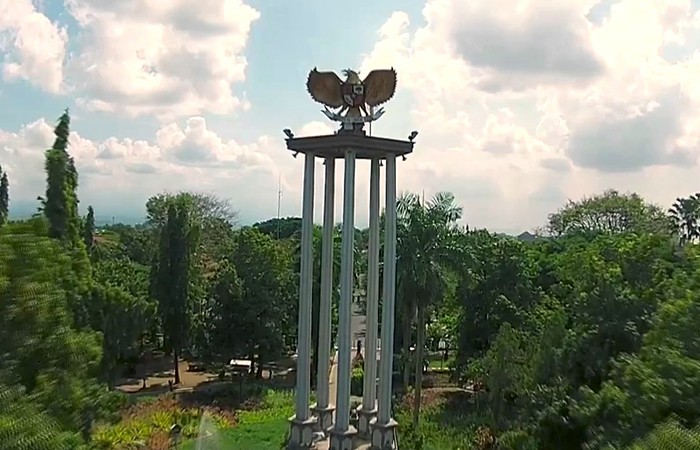 Ilustrasi Tugu Tulungagung, Berada di pusat Aloon-aloon merupakan salah satu ikon Kota Marmer.
