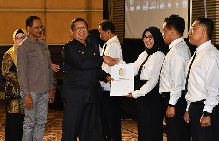 MENJADI ABDI NEGARA: Bupati Tulungagung Maryoto Birowo didampingi Sekda Sukaji menyerahkan petikan pengangkatan PPPK guru di lingkup  Pemkab Tulungagung, bertempat di Ball Room Hotel Crown Victoria, k